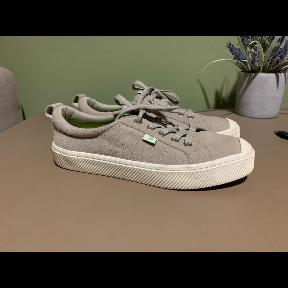 Cariuma casual sneakers
